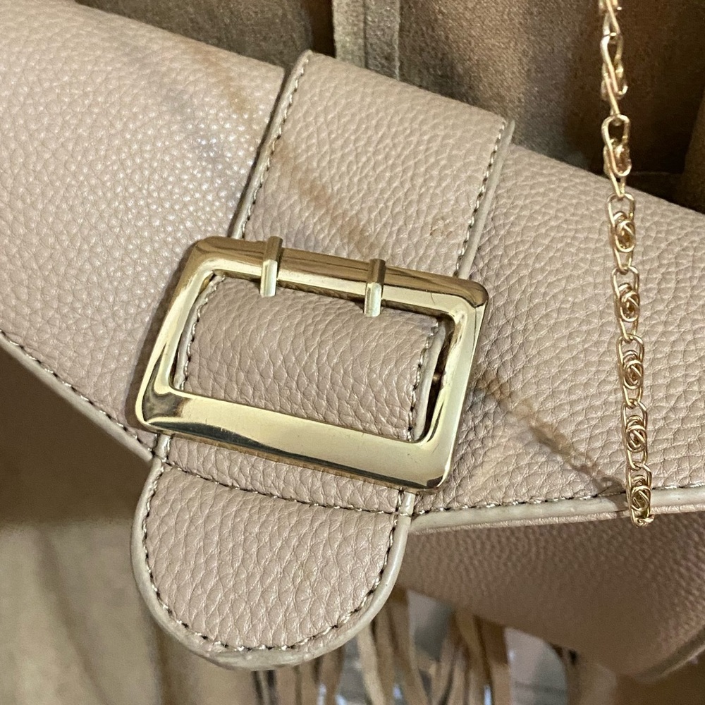 Creamy brown medium purse. Gold chain!! Super comfy and classy to wear.